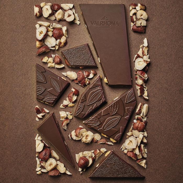 tavoletta cioccolato fondente caraibe 66 scaglie di nocciole di valrhona